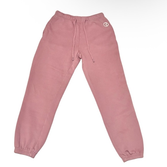 Rare Beauty - "Comfy" Outfit - Picture 12 of 16